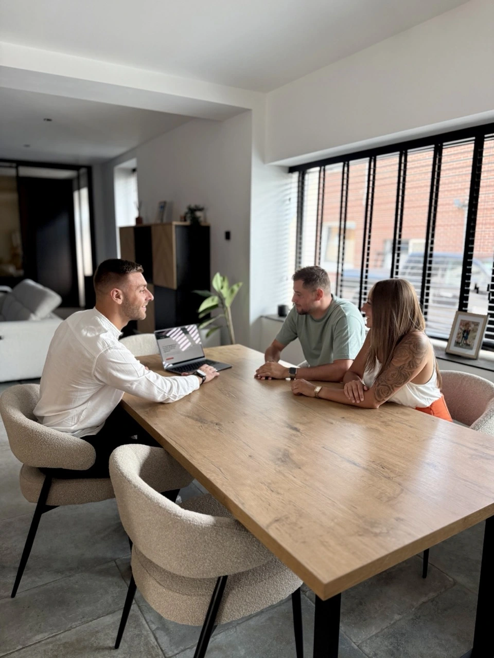 Échange entre un conseiller immobilier et un couple